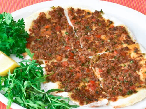 Wat zit er op Turkse pizza?